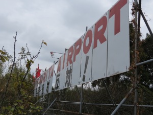 pancarte anti aéroport en ruine